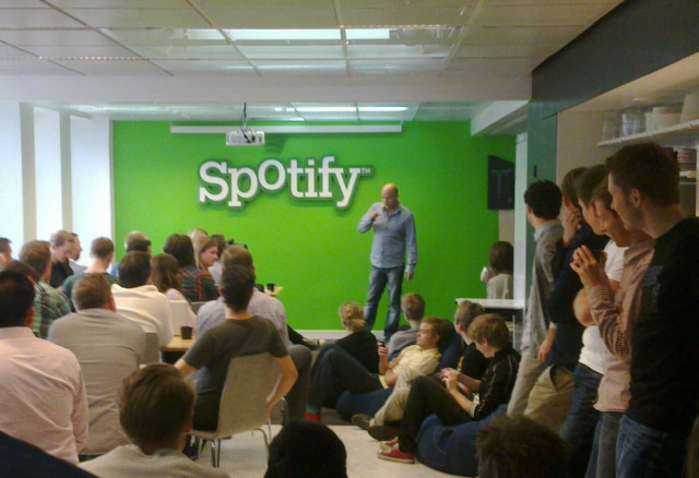 Spotify's grundare Daniel Ek talar inför sin personal
