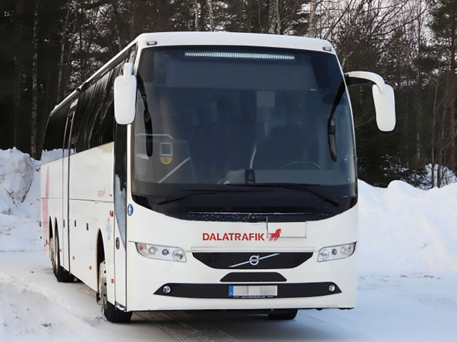 Betald utbildning och fast anställning som busschaufför.