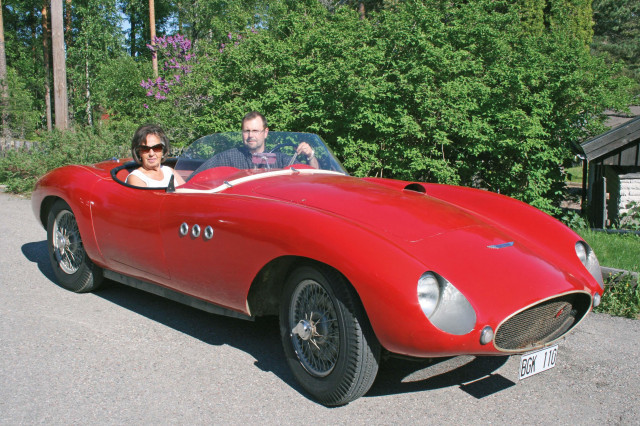 Erik och mamma Ulla Lundgren-Tysk luftar den legendariska "Ockelbo-Ferrarin"