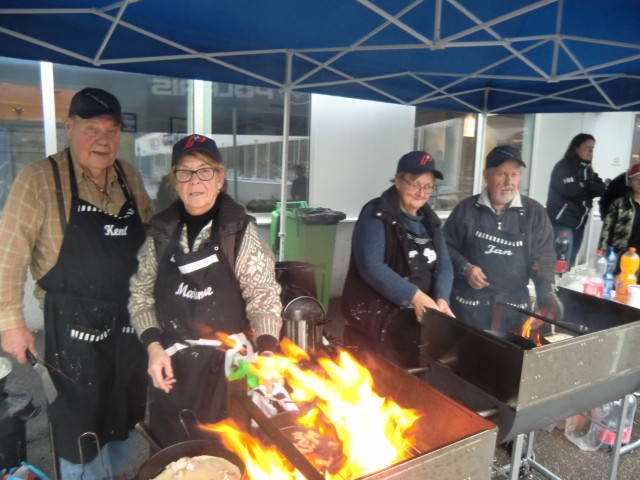 Kent och Marianne Falkenström svarade tillsammans med Margareta och Jan Skoglund för kolbullarna