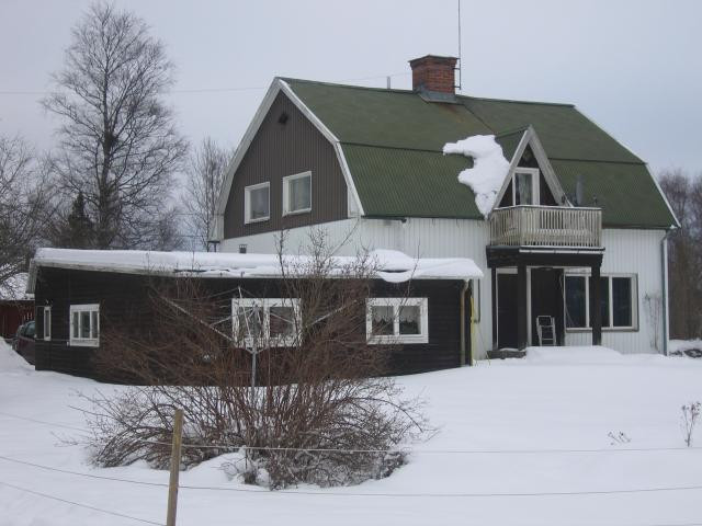 155 + 68 m² fördelat på 5 rok, hallar samt 2 rum i tillbyggnad ger dig gott om svängrum! Härlig eldstad centralt i huset. Bergvärme installerad 2006. Nyare vitvaror. Dubbelgarage med förråd. 900 m til