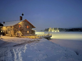 Skärgårdsjulbord med panoramautsikt över vintriga Axmar.