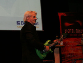 Digital Minds handlade om kreativitet och digital teknik i skön förening. Här "lirar" Mike Southon gitarr framför digital presentationsteknik.