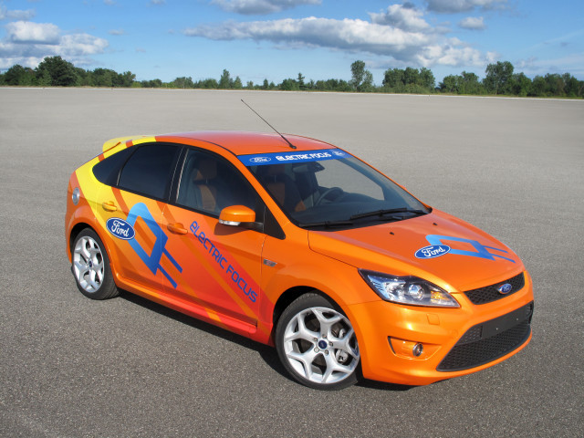 Ford Focus i läcker "Electric Orange" lack.