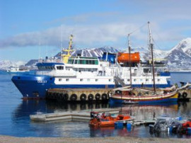 Här har fartyget M/S Quest som jag åkte med lagt till vid forskarbyn Ny-Ålesund.