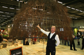 Lars Krantz visar stolt upp en gigantisk kjol av garantarat naturmaterial