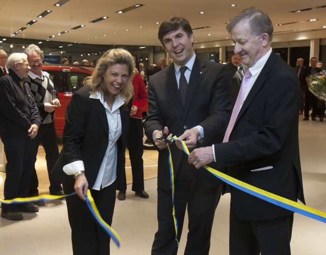 Stephane Gigou klipper bandet. Anneli Olsson och Gösta Samuelsson assisterar