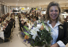 Anneli Olsson fick ta emot flera blombuketter under kvällen