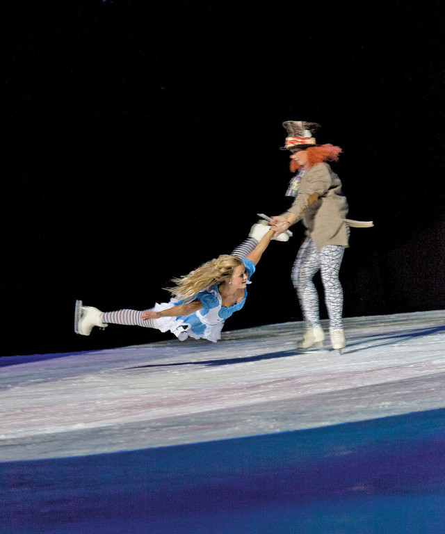 "Alice i underlandet" med Olivia Zetterberg och Rebecca Cederhage. Fotograf: Johan Björklund