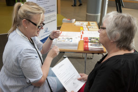 Laila hade lite högt blodtryck men fick goda råd av Christina Andersson och material från Strokeföreningen. Foto: Per-Erik Jäderberg