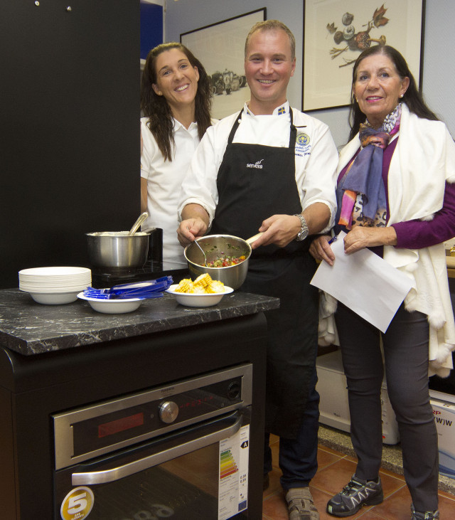 Thomas Deime visar Louise Juttrström och Sonja Svensdotter hur enkelt och smidigt det är att laga mat i ångugn.