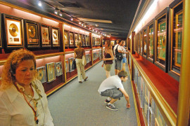 En del av Elvis gigantiska samling guldskivor i Graceland.