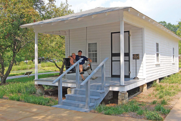 Joe Formgren och Ingela Gustafson vid huset där Elvis föddes i Tupelo, Tennessee.