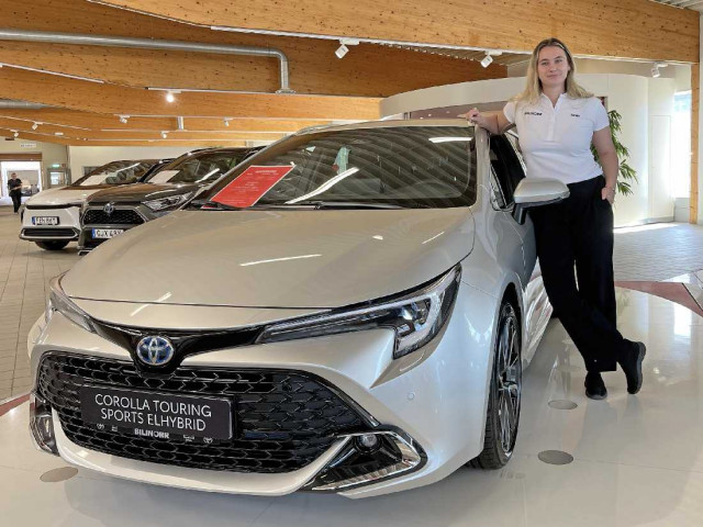 Sandra Pettersson och nya Toyota Corolla.