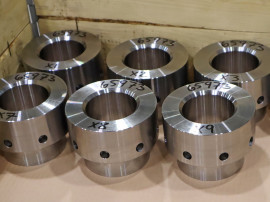 Allt från små till stora stålkomponenter produceras i fabriken, här ser vi några exemplar av modell mindre.