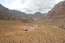 Helikopterturen landar för champagnelunch i Grand canyon.