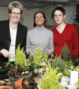 Birgitta Eriksson, Mona Sundström och Ann-Katrin Israelsson gjorde julgrupper under en inspirationskväll i december.