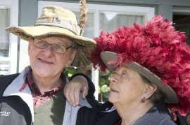 Helen Bergström och Gösta Carlestam deltog i hattparaden Foto: Per-Erik Jäderberg