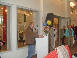 Johan Thunberg berättar på invigningen om sin idé.