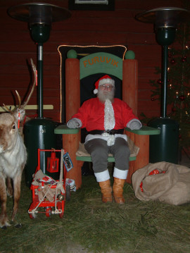 På julmarknaden kan barn som vill träffa tomten i Furuvik. Han brukar hålla till vid Erik-Jonsgården.