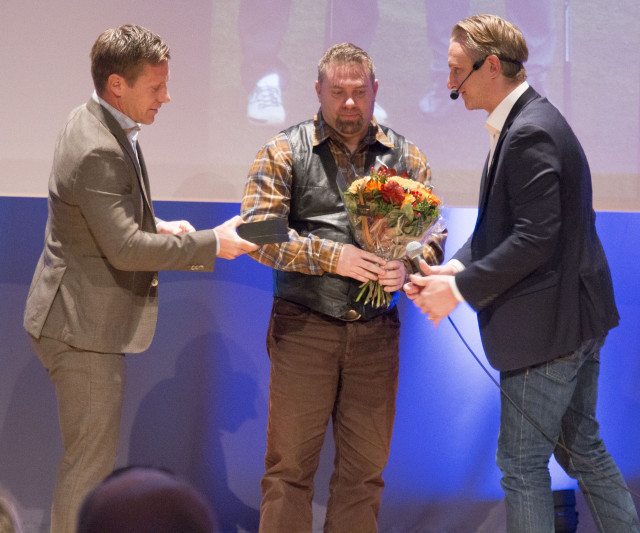 Jörgen Edsvik delar ut pris till Fredrik Söderberg och Jonas Andersson, Pronordic. Foto Per-Erik Jäderberg