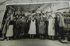 Det gamla fotografiet visar linspinnerskorna på Holma Helsingland i Forsa från 1920- eller 1930-talet.