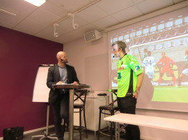 Magnus Lundmark pratar med nye målvakten Andreas Andersson