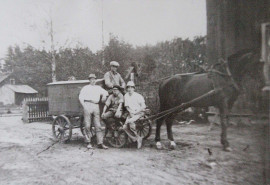 Roséns första brödvagn levererar i Söderhamn 1920. Wolrath är pojken i keps och Helge stående.