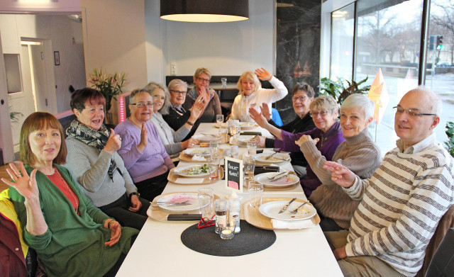 Medlemmar från SeniorPorten samlade på lunchträff i Gävle.