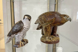 Folkkära fågelskulpturer av Sveriges mest kända keramiker Lisa Larson.