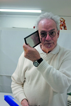 Ola Dahlberg visar metallplattan han använder för att skydda ögonen.