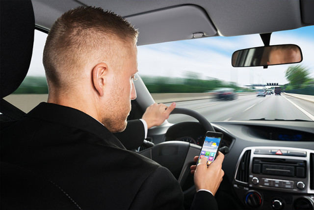Ride Safe består av smart teknik i form av en enhet som enkelt fästs i bilen, samt mobilappen ”Länsförsäkringar Ride Safe”.