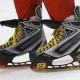 Forwards glider på båda fötterna med klubban i isen