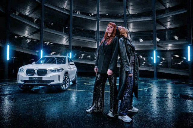 Icona Pop sätter elektrisk stämning till nya elektriska BMW iX3.