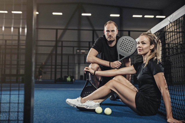 Andreas Granqvist från 247 PADEL och Sandra Elfast på padelbanan.