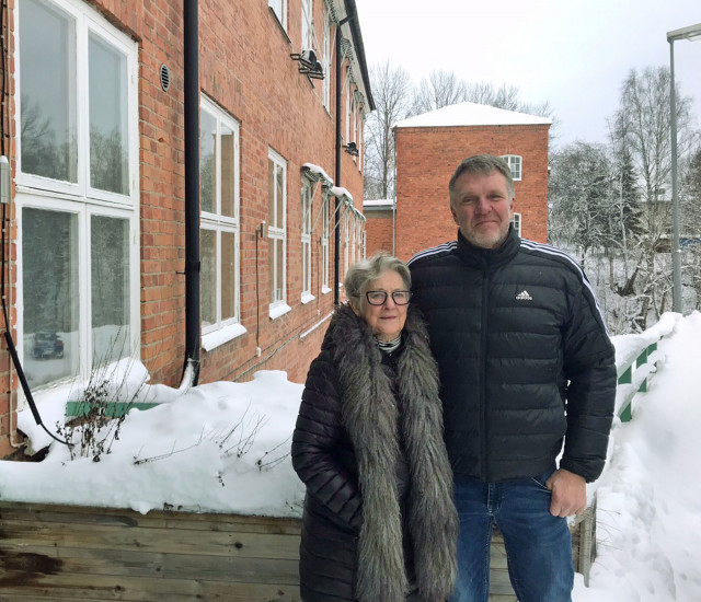 Birgitta Persson och Per Norling utanför Yllefabriken i Järbo.