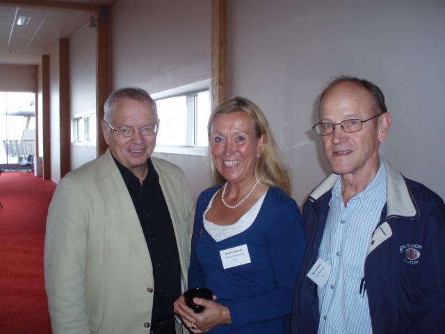 Staffan Ling, moderator, Birgittha Bjerkén, Bjerkéns Fastigheter, och Hans Lundquist, Gävle Affärsnätverk, går igenom bordsvärdarnas arbetsuppgifter