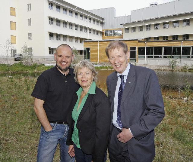 Irene Bogren tillsammans med Ulric Jansson vid Teknikparken tillsammans med dåvarande hyresvärden Per Olof Sandquist, Brynäs Byggnads.