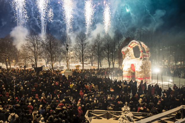 På skyltsöndagen den 29 november kl. 15.00 invigs Gävlebocken som vanligt på Slottstorget i Gävle.