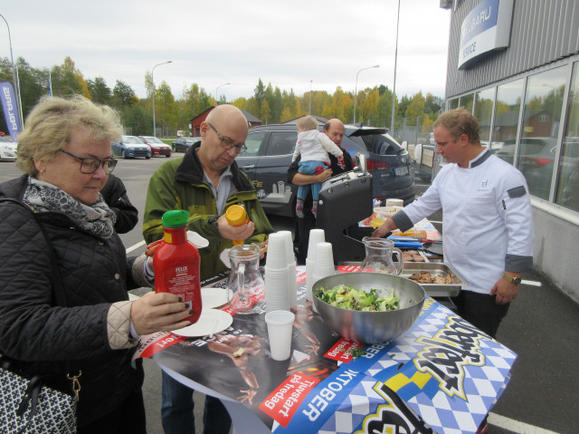 Hamburgare och grillad korv bjöds besökarna på Oktoberfesten