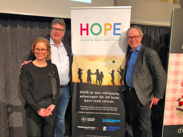 På plats i Jönköping under Bagarhjälpens insamlingsauktion fanns en av initiativtagarna till HOPE – Johanna Hoffstedt, Jörgen Englund, VD på Din Bagare, samt Per Kogner som är överläkare på HOPE. Johanna Hoffstedt och Per Kogner berättade om