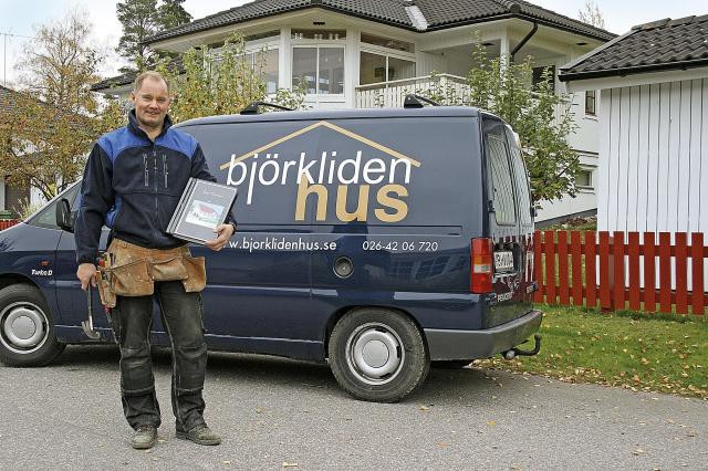 Bengt framför firmabilen och sitt hus han byggde 1989.