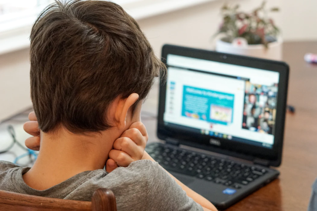 En studie avslöjar barns vanligaste aktiviteter online och de medföljande hoten .