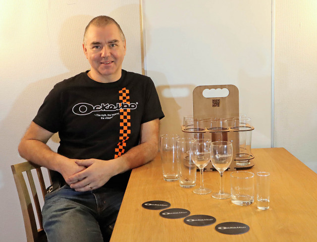 Mikael Olsson lanserar Ockelbo-glasen som året julklapp.