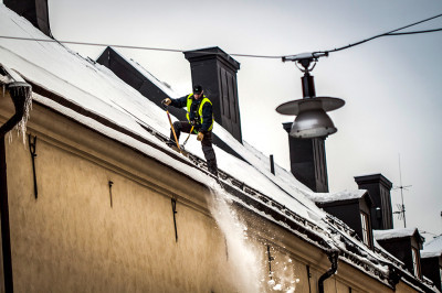Även om byggnadens konstruktion klarar snötrycket kan snöras och fallande istappar orsaka skada