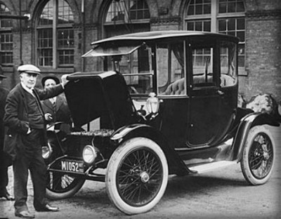 Victorian Era Electric Cars: Charging Station, 1919. Image: Library of Congress