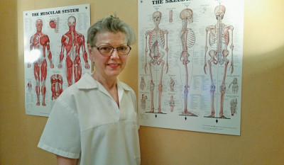 Lotta Lundborg, legitimerad sjukgymnast behandlar med akupunktur och laser.