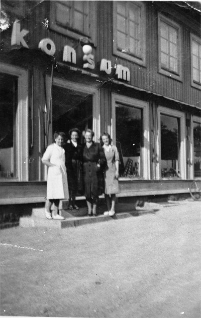 Personalen i affären vid torget 1946. Gunvor Svensson (Baxford) tvåa från vänster