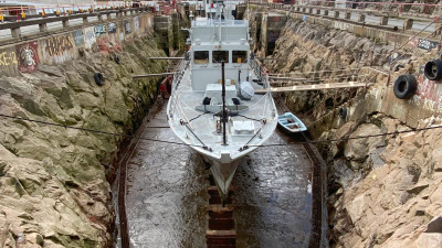 Tre minsvepare från andra världskriget dockar samtidigt på Beckholmens varv
